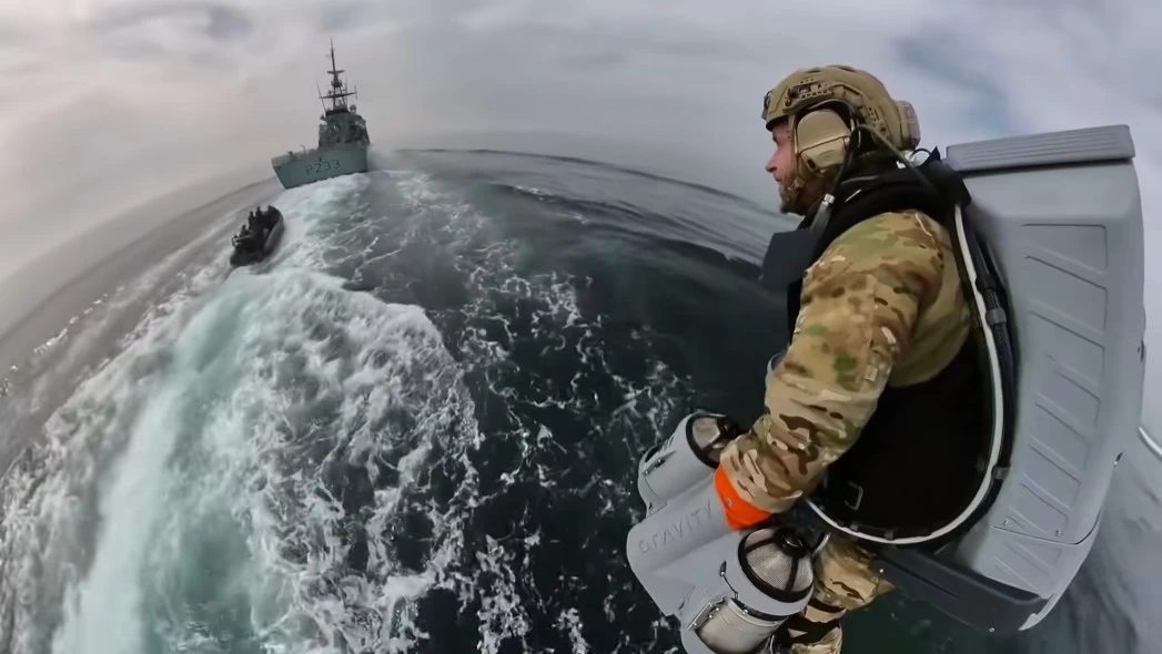 Με στολές… Iron Man μέλη του βρετανικού Ναυτικού πετούν στον αέρα και επιβιβάζονται σε πλοίο (βίντεο)